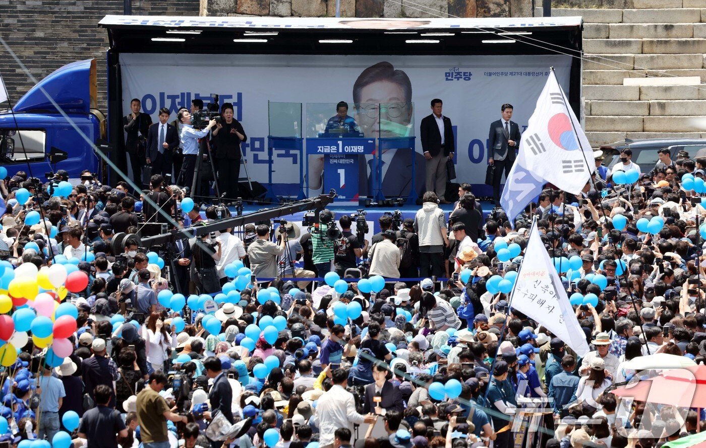 본문 이미지 - 이재명 더불어민주당 대통령 후보가 26일 오후 경기 수원시 팔달문 영동시장 입구를 찾아 집중 유세를 펼치고 있다. &#40;공동취재&#41; 2025.5.26/뉴스1 ⓒ News1 안은나 기자