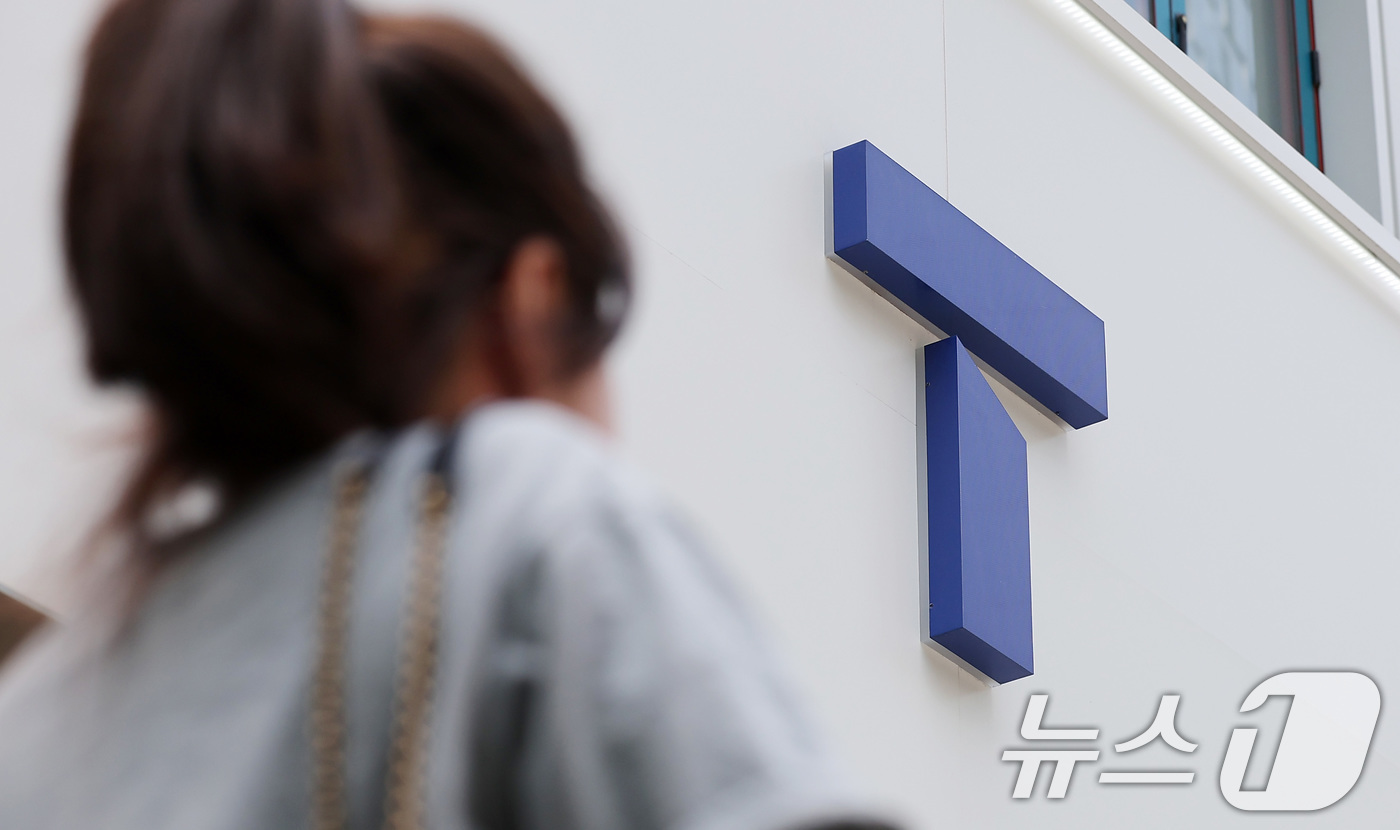 (서울=뉴스1) 김성진 기자 = SK텔레콤(SKT)이 해킹 이후 연일 계속되는 가입자 이탈에 처음으로 대응에 나섰다. 인기 휴대전화의 공시지원금 인상과 함께 판매점에 지급되는 판매 …