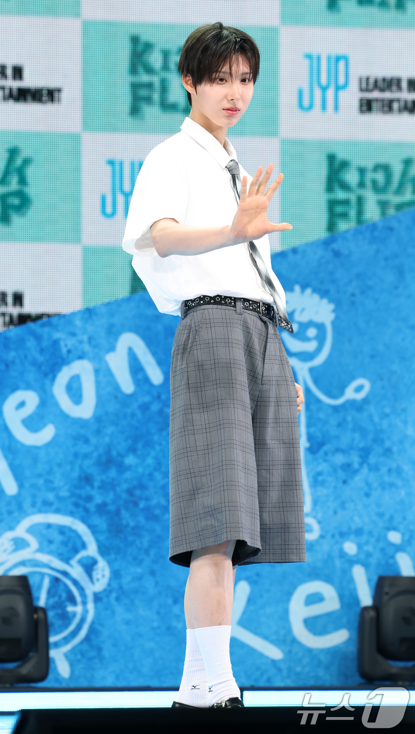(서울=뉴스1) 권현진 기자 = 그룹 킥플립 주왕이 26일 오후 서울 광진구 YES24 라이브홀에서 열린 새 앨범 'Kick Out, Flip Now!' 발매 기념 쇼케이스에서 포 …