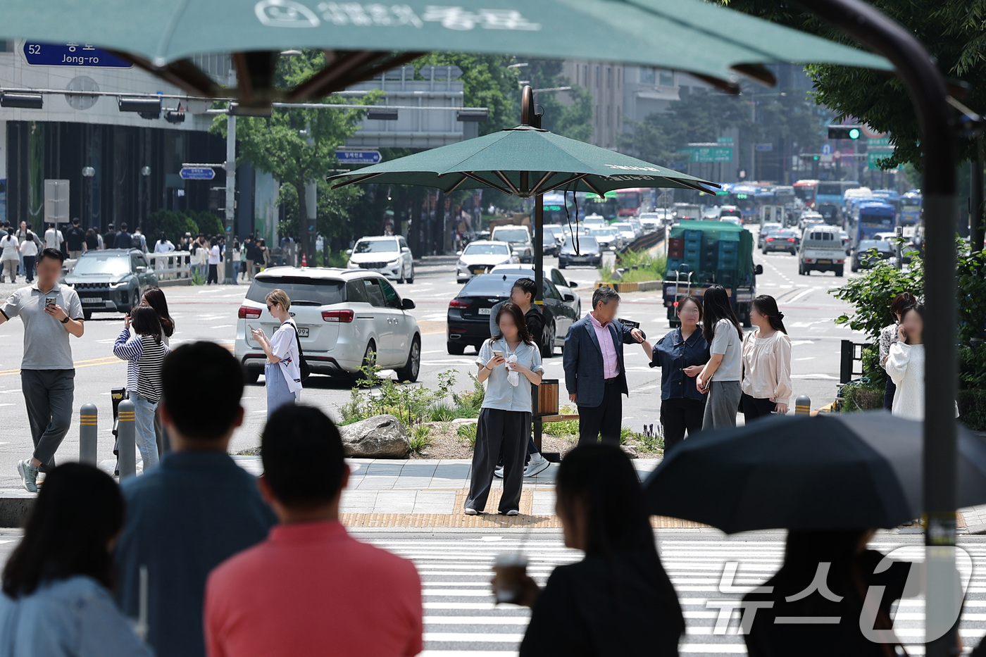 (서울=뉴스1) 신웅수 기자 = 26일 오후 서울 청계천 인근에서 그늘막에서 시민들이 햇빛을 피하고 있다.기상청은 내일과 모레 동쪽 지방을 중심으로 요란한 소나기가 지나가고 주 후 …