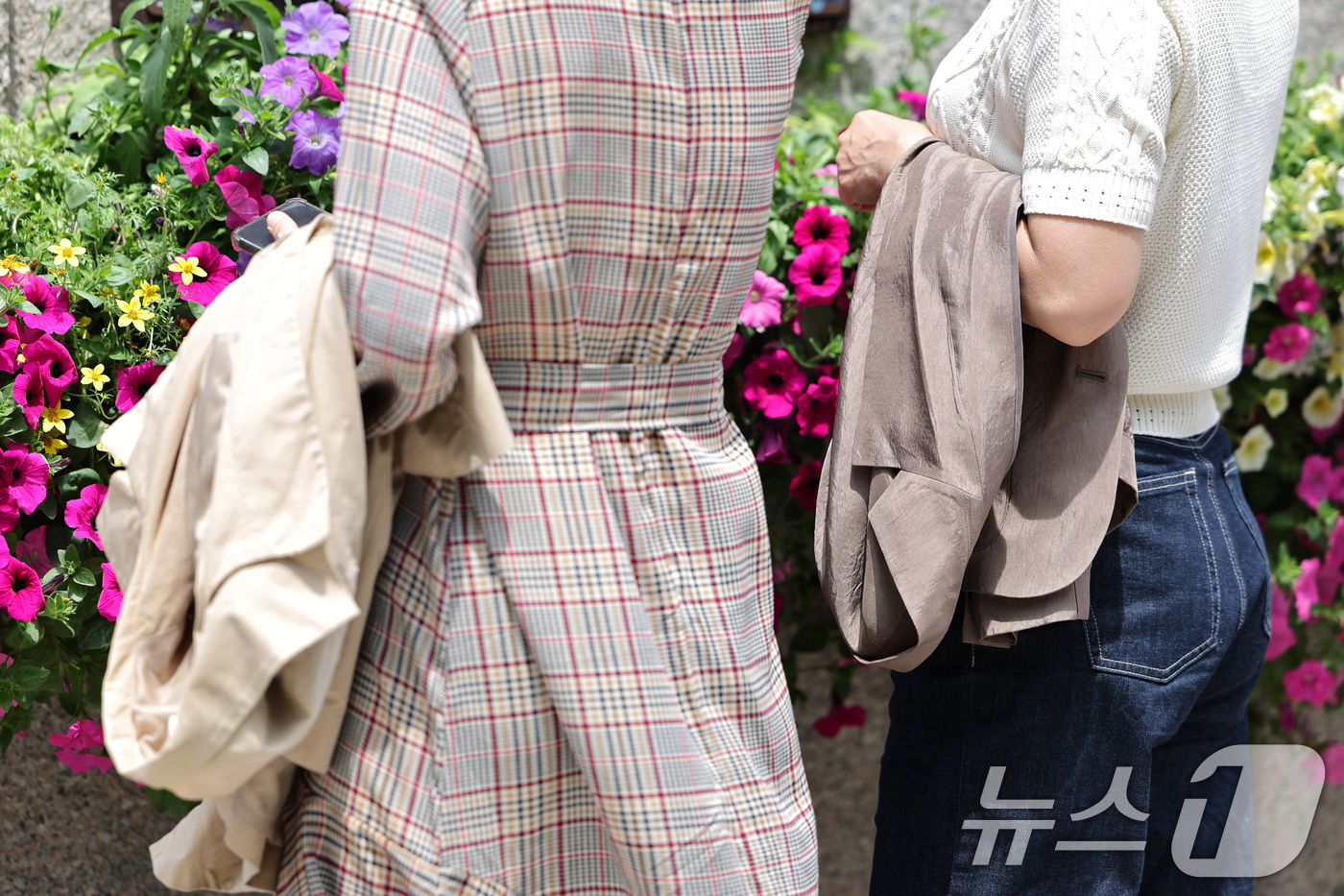 (서울=뉴스1) 신웅수 기자 = 26일 오후 서울 청계광장에서 시민들이 벗은 겉옷을 손에 들고 올해 마지막 봄을 즐기고 있다.기상청은 내일과 모레 동쪽 지방을 중심으로 요란한 소나 …