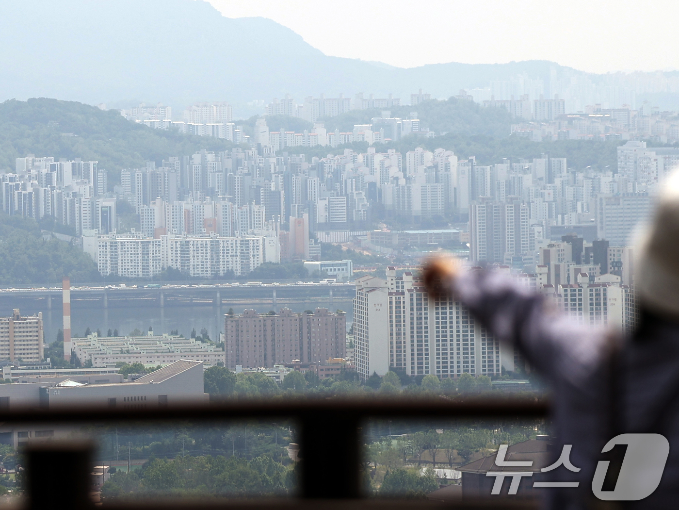 (서울=뉴스1) 황기선 기자 = 서울시에서 토지거래허가제(토허제) 재지정 이후에도 강남 등 상급지 지역에서 부동산 가격 상승세가 이어지고 있다.26일 부동산 플랫폼 직방이 국토교통 …