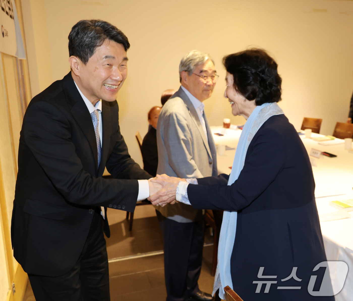 (서울=뉴스1) 임세영 기자 = 이주호 대통령 권한대행 부총리 겸 교육부 장관이 26일 서울 달개비에서 열린 ‘5·31 교육개혁 30주년 기념 오찬 간담회’에서 참석자들과 인사를 …