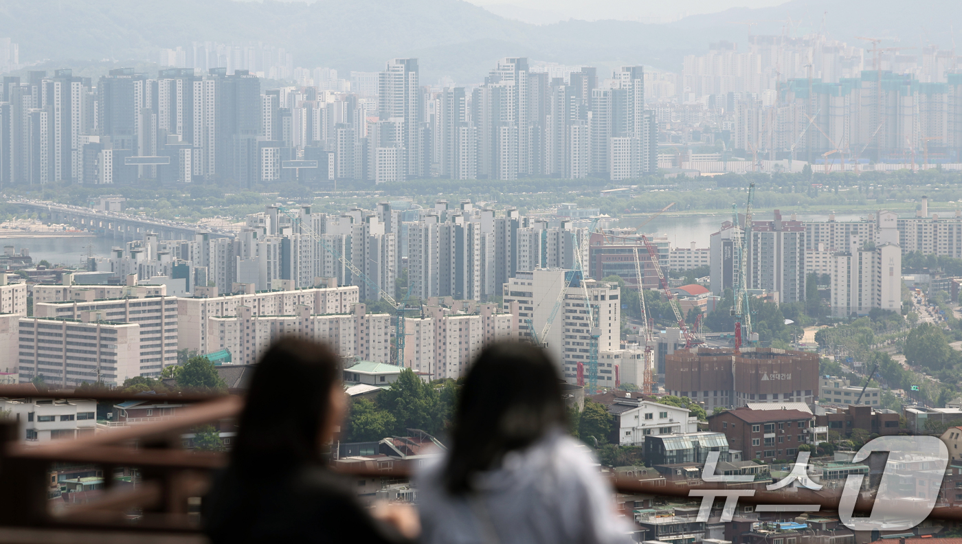 (서울=뉴스1) 황기선 기자 = 서울시에서 토지거래허가제(토허제) 재지정 이후에도 강남 등 상급지 지역에서 부동산 가격 상승세가 이어지고 있다.26일 부동산 플랫폼 직방이 국토교통 …