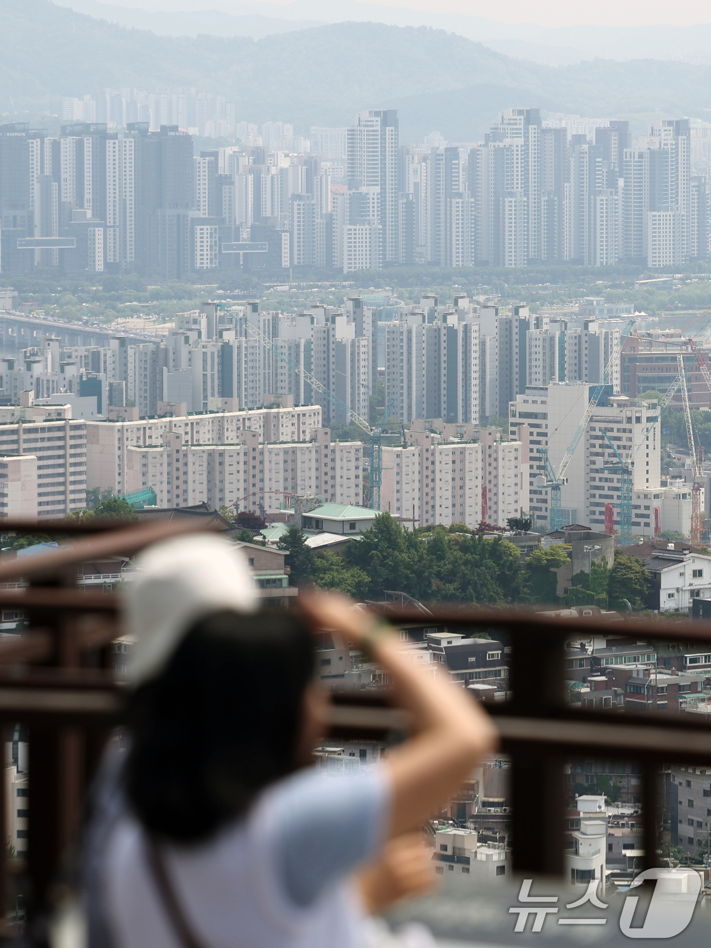(서울=뉴스1) 황기선 기자 = 서울시에서 토지거래허가제(토허제) 재지정 이후에도 강남 등 상급지 지역에서 부동산 가격 상승세가 이어지고 있다.26일 부동산 플랫폼 직방이 국토교통 …