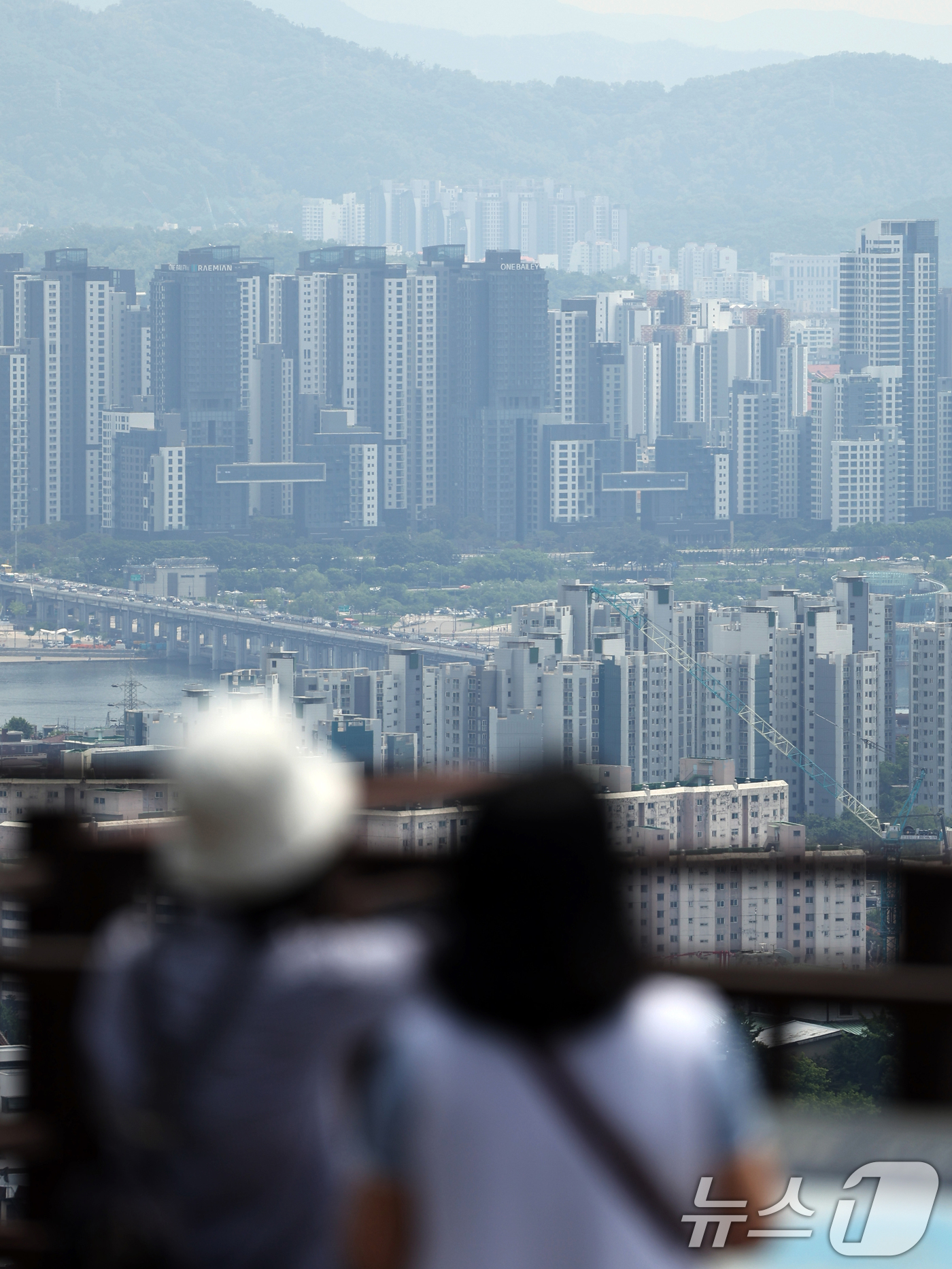 (서울=뉴스1) 황기선 기자 = 서울시에서 토지거래허가제(토허제) 재지정 이후에도 강남 등 상급지 지역에서 부동산 가격 상승세가 이어지고 있다.26일 부동산 플랫폼 직방이 국토교통 …