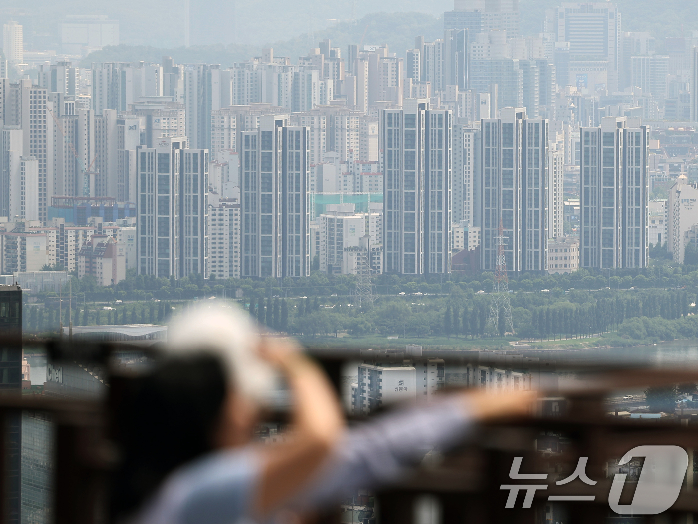 (서울=뉴스1) 황기선 기자 = 서울시에서 토지거래허가제(토허제) 재지정 이후에도 강남 등 상급지 지역에서 부동산 가격 상승세가 이어지고 있다.26일 부동산 플랫폼 직방이 국토교통 …