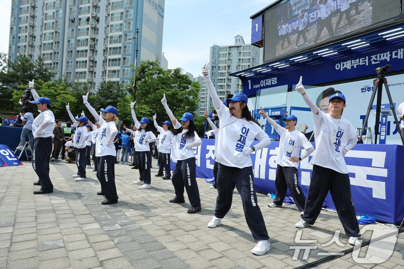 본문 이미지 - 이재명 더불어민주당 대통령 후보가 경기 동남부 집중 유세에 나선 26일 오후 경기 용인시 단국대학교 죽전캠퍼스 정문 앞에서 선거운동원들이 표심을 호소하고 있다. 2025.5.26/뉴스1 ⓒ News1 안은나 기자