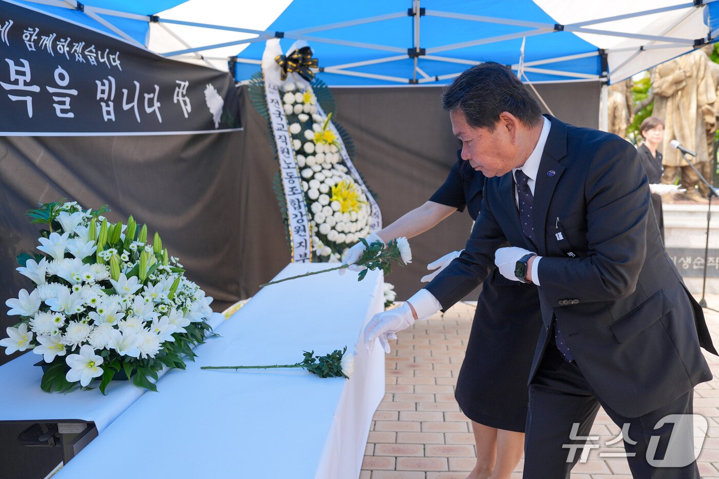 본문 이미지 - 신경호 강원도교육감이 26일 본청 6.25 희생·순직 교직원상 앞에서 제주 모 중학교 교사의 안타까운 사망을 추모하고 있다.(도교육청 제공, 재판매 및 DB금지)