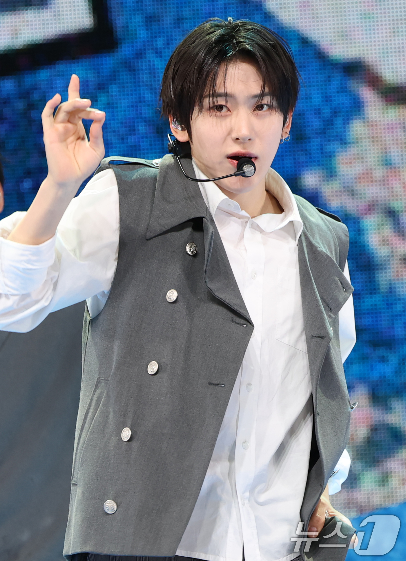 (서울=뉴스1) 권현진 기자 = 그룹 킥플립 계훈이 26일 오후 서울 광진구 YES24 라이브홀에서 열린 새 앨범 'Kick Out, Flip Now!' 발매 기념 쇼케이스에서 타 …