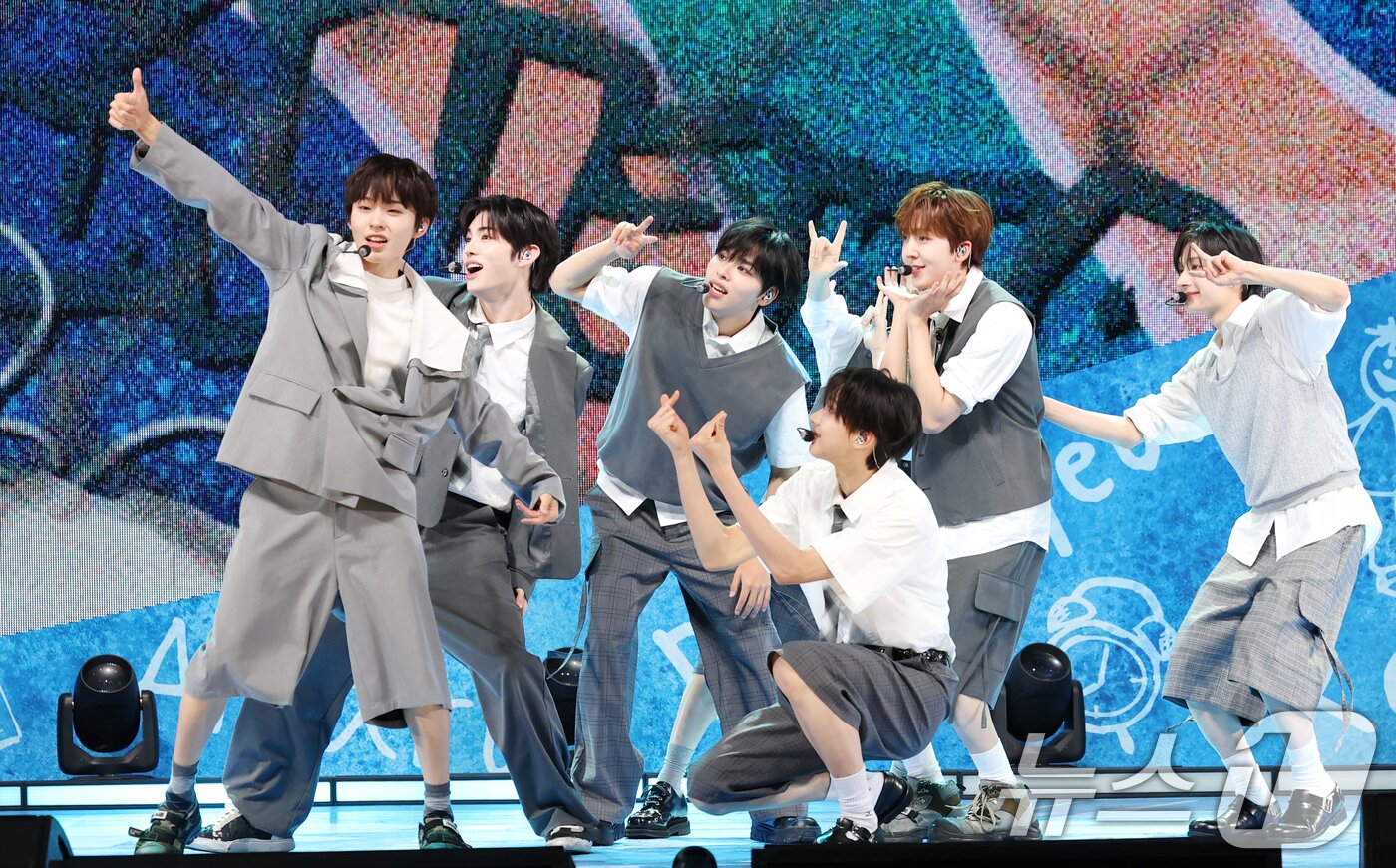 본문 이미지 - 그룹 킥플립이 26일 오후 서울 광진구 YES24 라이브홀에서 열린 새 앨범 'Kick Out, Flip Now!' 발매 기념 쇼케이스에서 타이틀곡 'FREEZE'를 선보이고 있다. 2025.5.26/뉴스1 ⓒ News1 권현진 기자