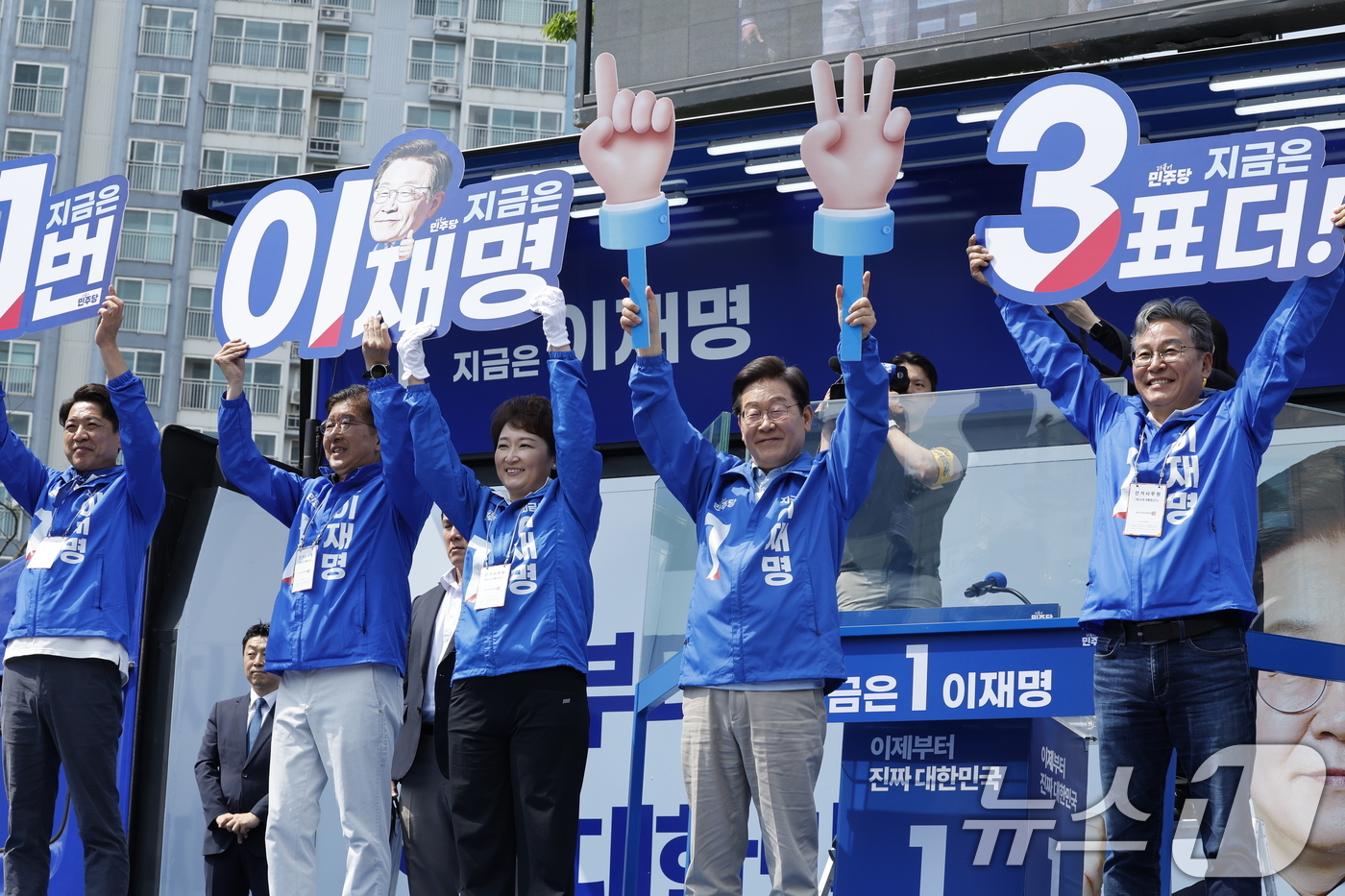 (용인=뉴스1) 안은나 기자 = 이재명 더불어민주당 대통령 후보가 26일 오후 경기 용인시 단국대학교 죽전캠퍼스 정문 앞을 찾아 123캠페인을 하고 있다.123투표 캠페인은 12· …