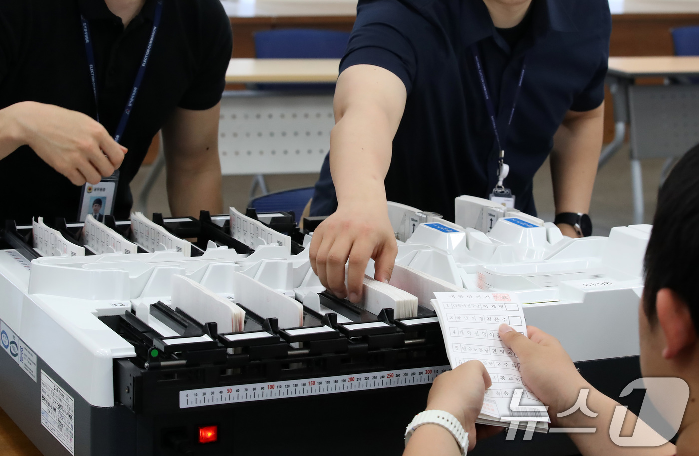 (대구=뉴스1) 공정식 기자 = 제21대 대통령선거가 8일 앞으로 다가온 26일 대구시선거관리위원회에서 선관위 관계자들이 투표지 분류기를 점검하고 있다. 이번 대통령선거 사전투표는 …