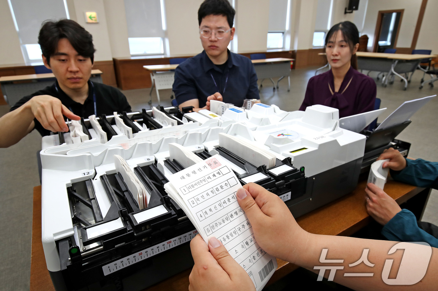 (대구=뉴스1) 공정식 기자 = 제21대 대통령선거가 8일 앞으로 다가온 26일 대구시선거관리위원회에서 선관위 관계자들이 투표지 분류기를 점검하고 있다. 이번 대통령선거 사전투표는 …