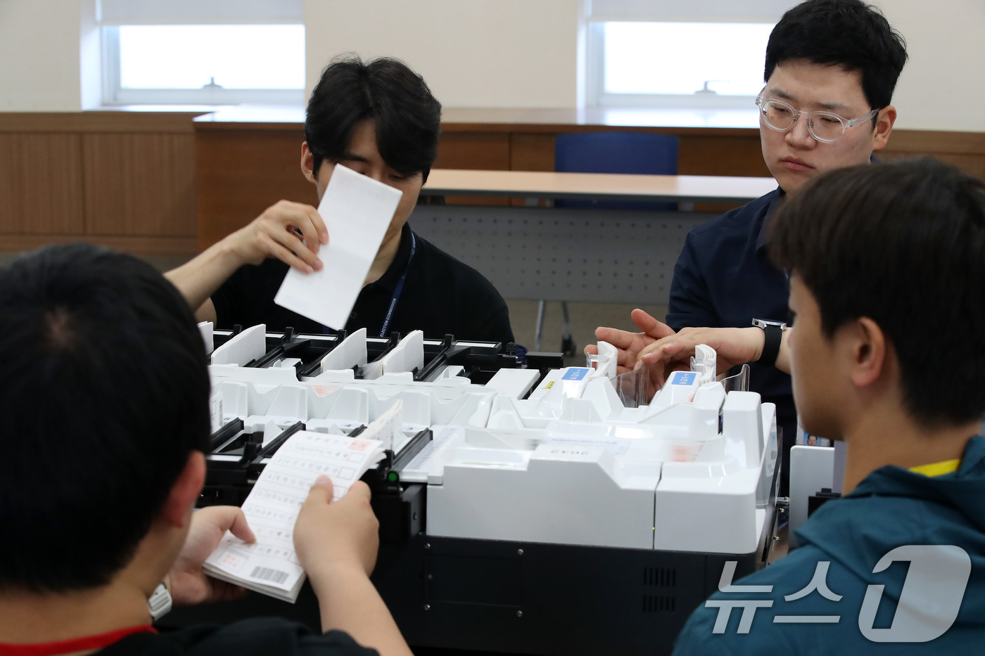 (대구=뉴스1) 공정식 기자 = 제21대 대통령선거가 8일 앞으로 다가온 26일 대구시선거관리위원회에서 선관위 관계자들이 투표지 분류기를 점검하고 있다. 이번 대통령선거 사전투표는 …