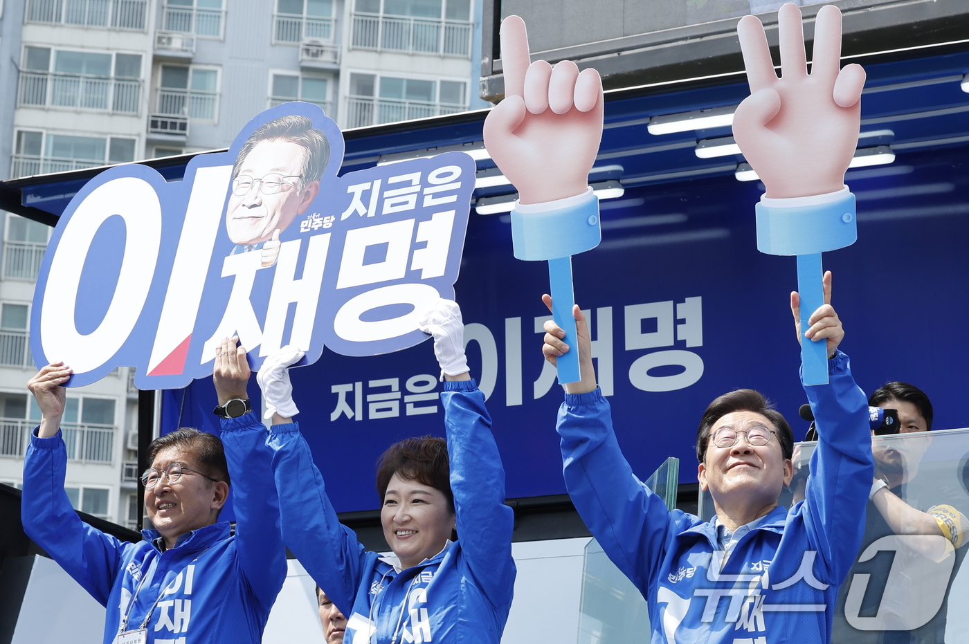 (용인=뉴스1) 안은나 기자 = 이재명 더불어민주당 대통령 후보가 26일 오후 경기 용인시 단국대학교 죽전캠퍼스 정문 앞을 찾아 123캠페인을 하고 있다.123투표 캠페인은 12· …