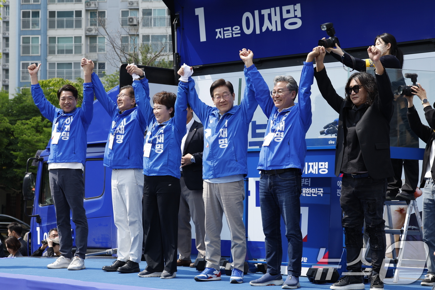 (용인=뉴스1) 안은나 기자 = 이재명 더불어민주당 대통령 후보가 26일 오후 경기 용인시 단국대학교 죽전캠퍼스 정문 앞을 찾아 지지를 호소하고 있다. 2025.5.26/뉴스1