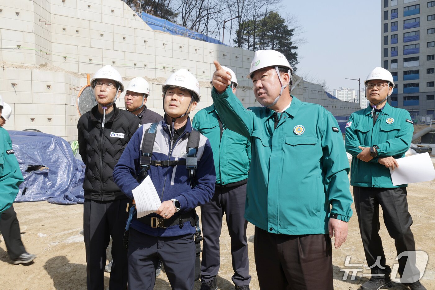 본문 이미지 - 이범석 청주시장 공사현장 점검. (시 제공)