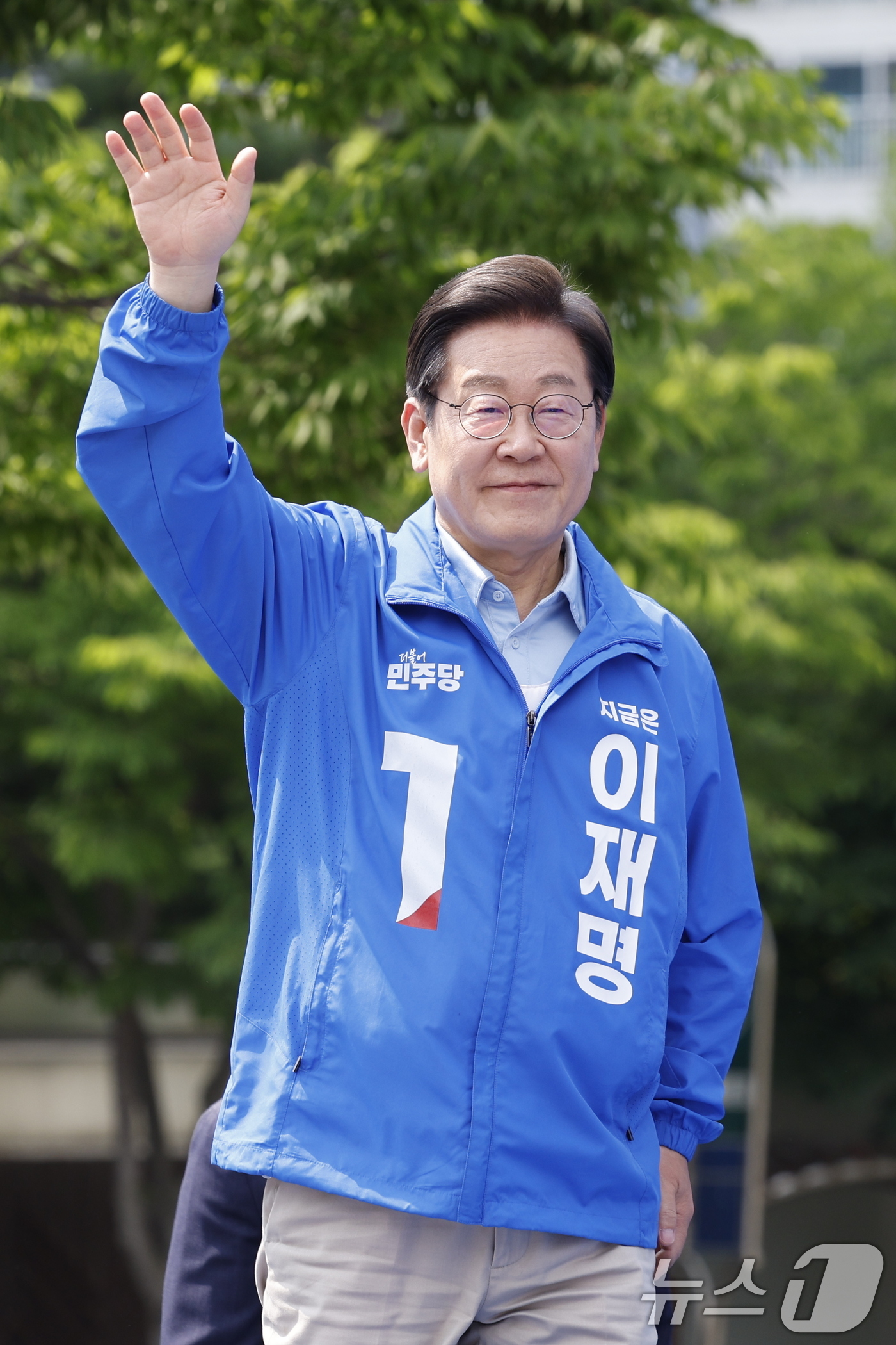 (서울=뉴스1) 안은나 기자 = 이재명 더불어민주당 대통령 후보가 26일 오후 경기 용인시 단국대학교 죽전캠퍼스 정문 앞을 찾아 지지를 호소하고 있다. 2025.5.26/뉴스1