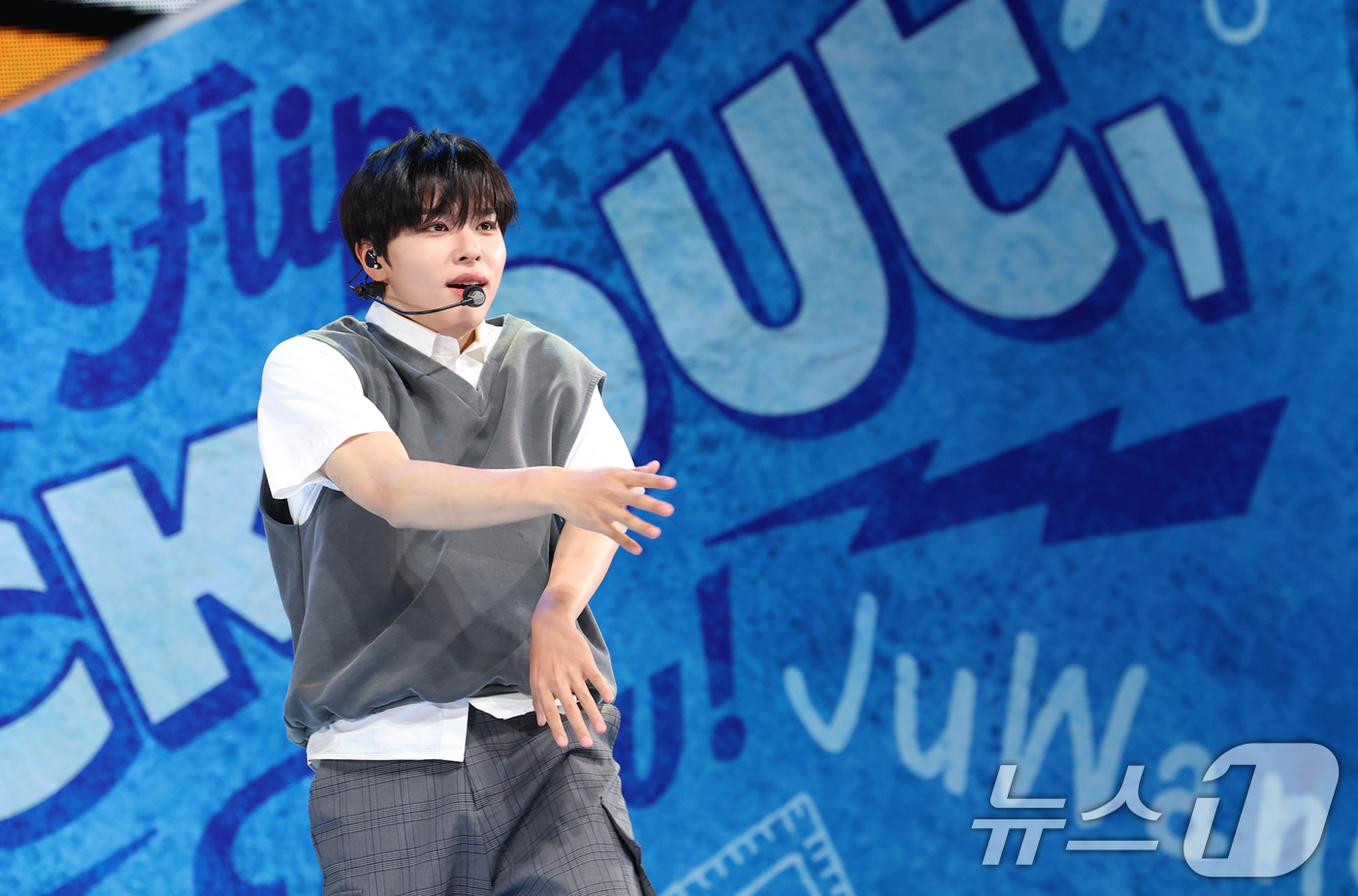 (서울=뉴스1) 권현진 기자 = 그룹 킥플립 아마루가 26일 오후 서울 광진구 YES24 라이브홀에서 열린 새 앨범 'Kick Out, Flip Now!' 발매 기념 쇼케이스에서 …