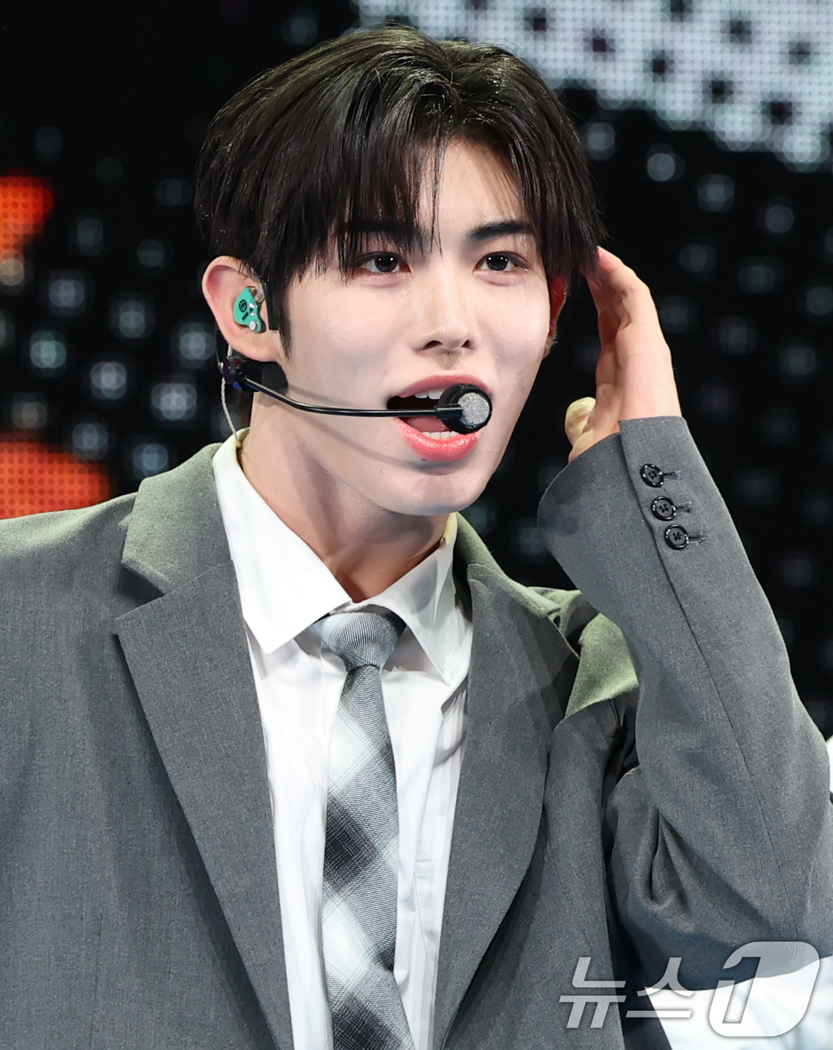 (서울=뉴스1) 권현진 기자 = 그룹 킥플립 민제가 26일 오후 서울 광진구 YES24 라이브홀에서 열린 새 앨범 'Kick Out, Flip Now!' 발매 기념 쇼케이스에서 신 …