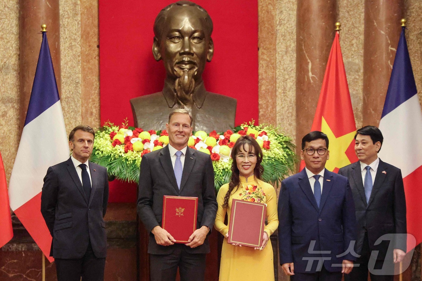 (베트남 하노이 AFP=뉴스1) 신기림 기자 = 에마뉘엘 마크롱 프랑스 대통령(좌), 르엉 끄엉 베트남 주석(우), 바우터 반 베르쉬 에어버스 국제 총괄 부사장(좌 두번째), 베트 …