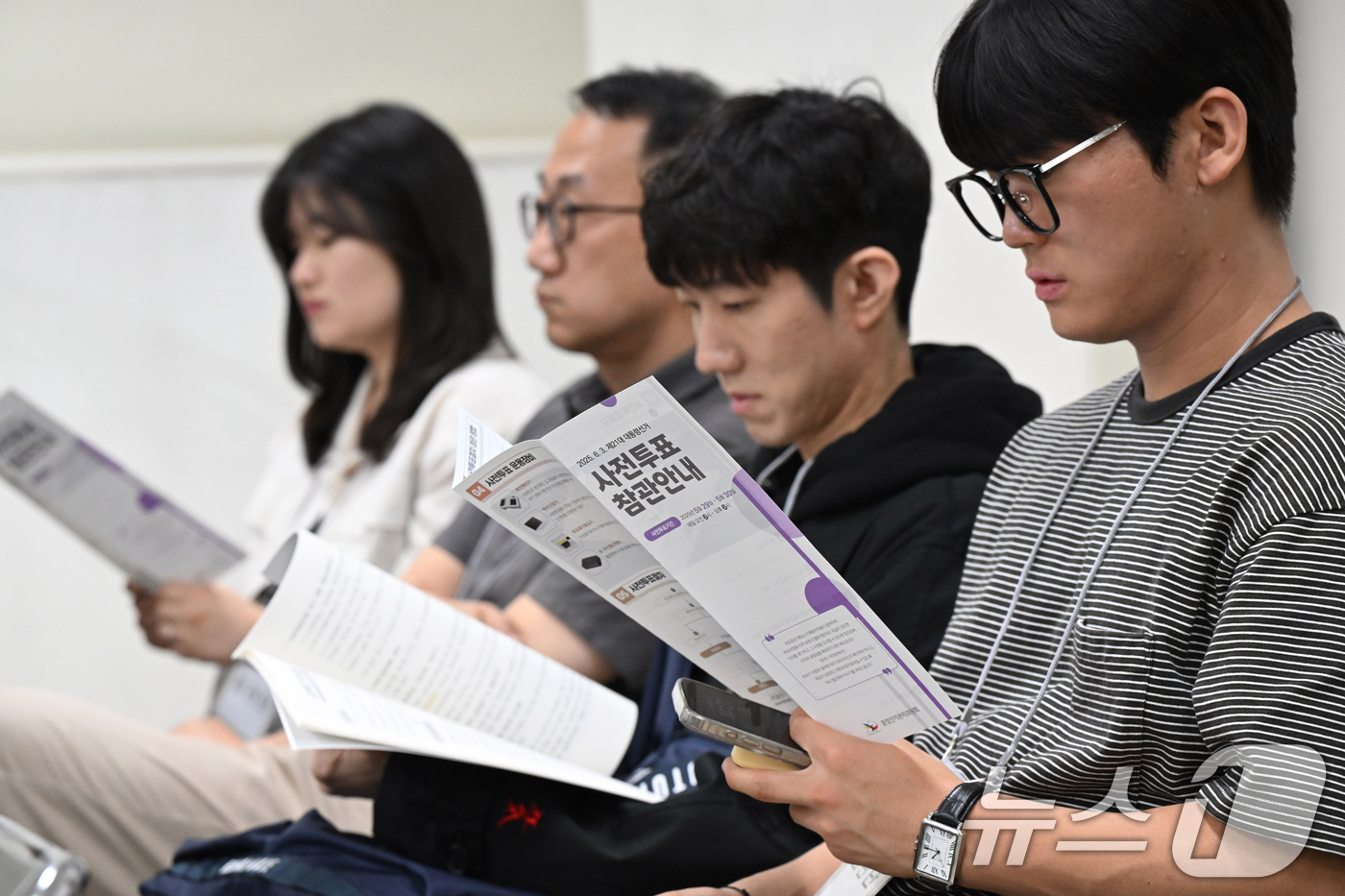 (서울=뉴스1) 민경석 기자 = 제21대 대통령선거 사전투표(5월 29일~30일) 시작을 사흘 앞둔 26일 오후 서울 중랑구 선거관리위원회에서 열린 사전투표 관리관 교육에 참석한 …