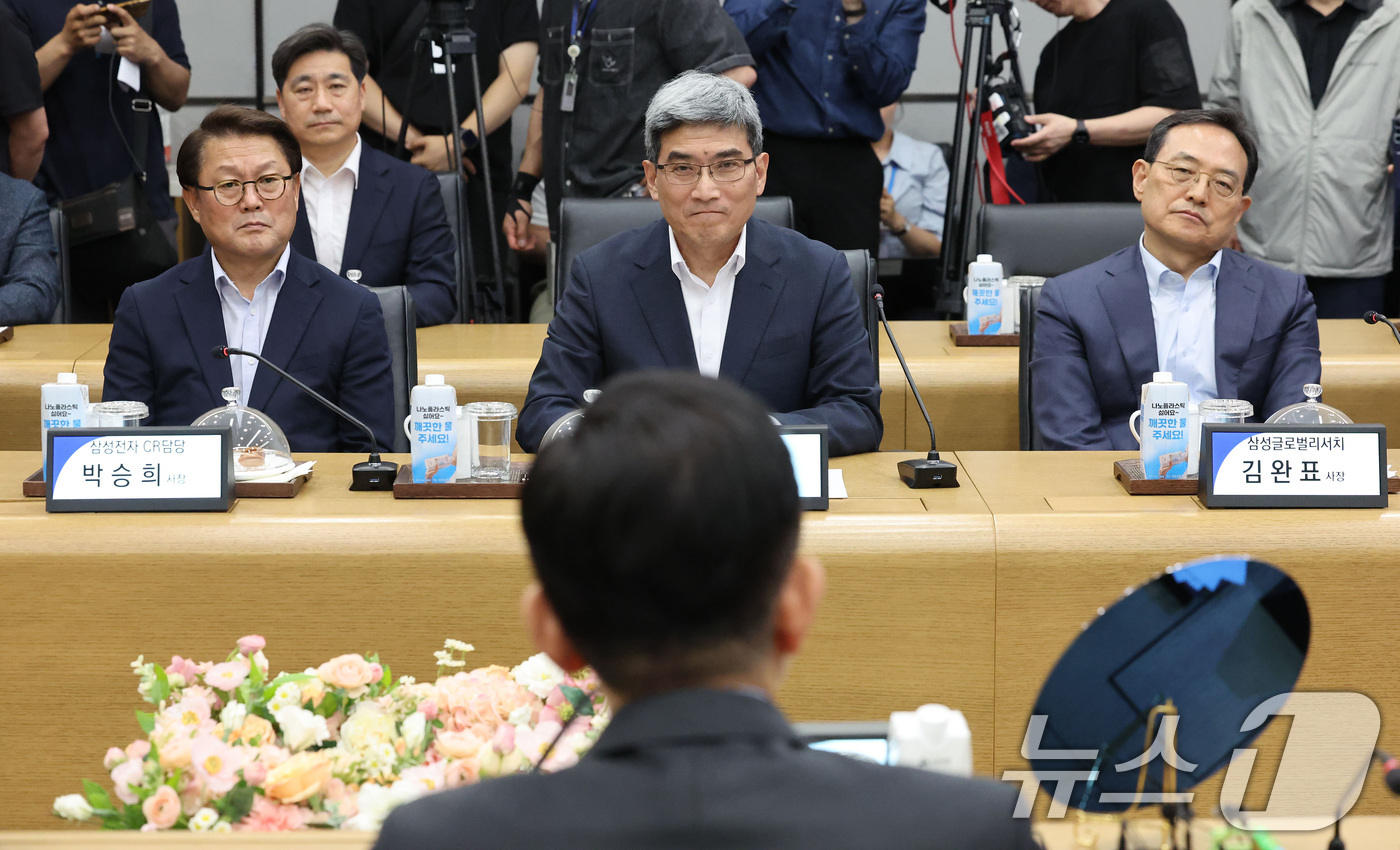 (평택=뉴스1) 이광호 기자 = 박승희 삼성전자 CR담당 사장(왼쪽부터), 송재혁 DS부문 CTO 사장, 김완표 삼성글로벌리서치 사장이 26일 경기 평택시 삼성전자 평택캠퍼스에서 …