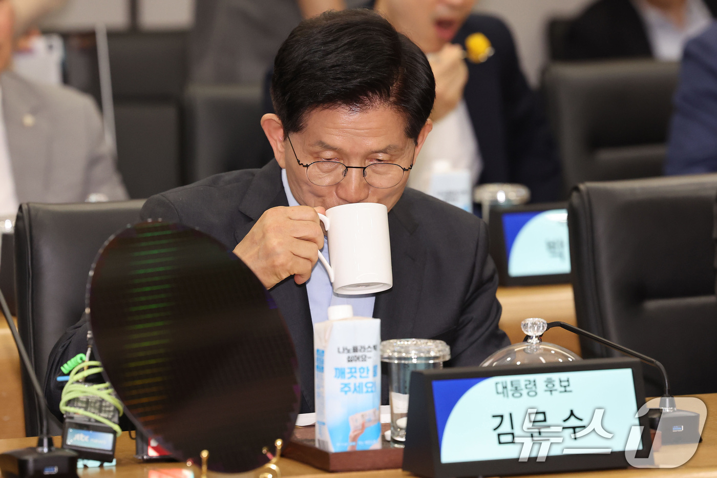 (평택=뉴스1) 이광호 기자 = 김문수 국민의힘 대통령 후보가 26일 경기 평택시 삼성전자 평택캠퍼스를 방문해 간담회를 갖고 물을 마시고 있다. (공동취재) 2025.5.26/뉴스 …