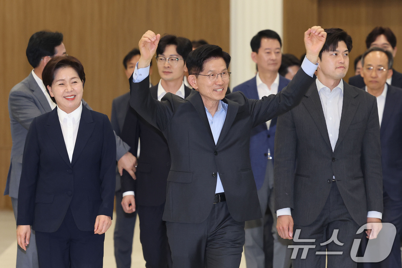 (평택=뉴스1) 이광호 기자 = 김문수 국민의힘 대통령 후보가 26일 경기 평택시 삼성전자 평택캠퍼스를 방문해 삼성직원들과 인사하고 있다. (공동취재) 2025.5.26/뉴스1