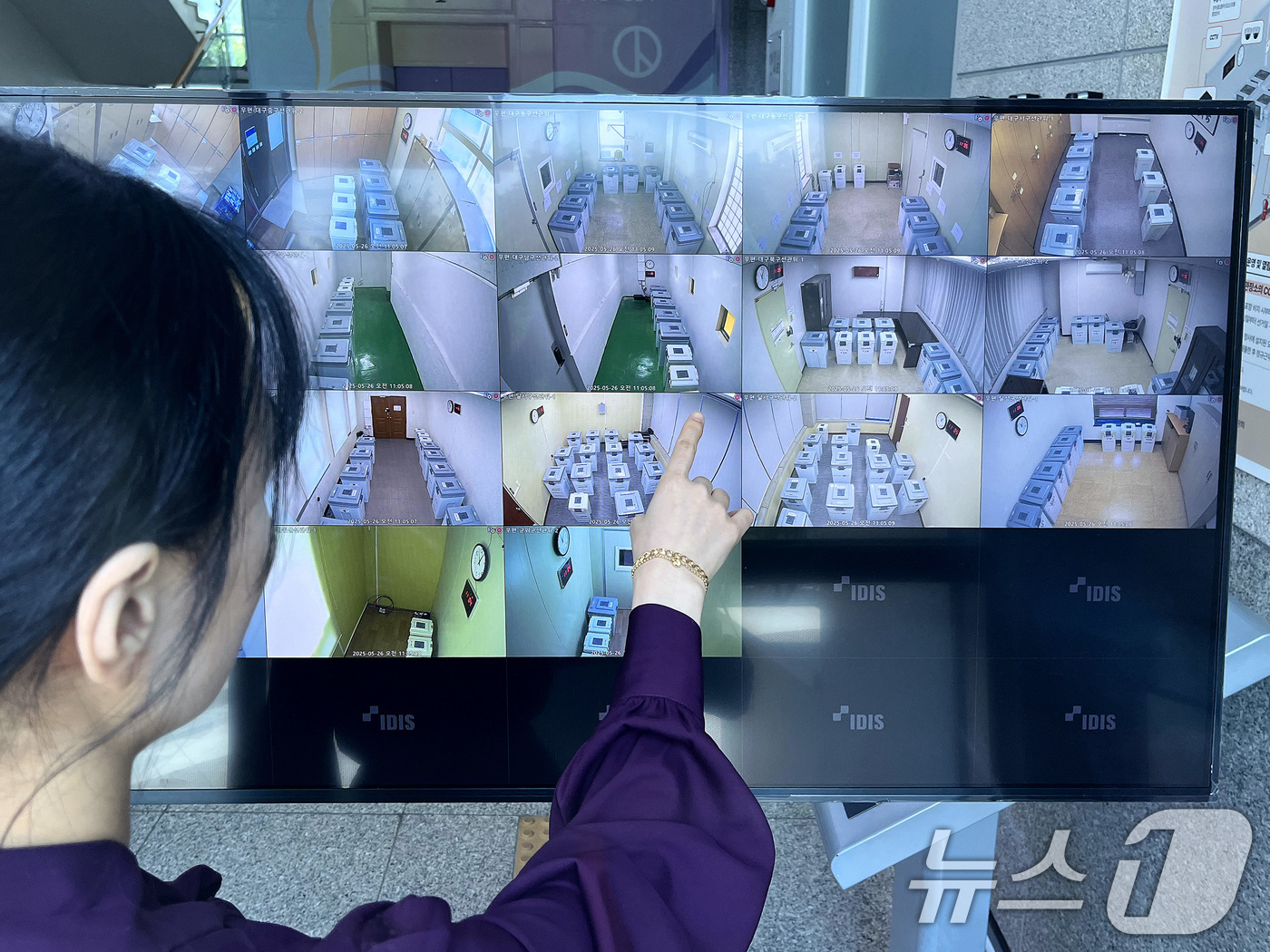 (대구=뉴스1) 공정식 기자 = 제21대 대통령선거 사전투표를 사흘 앞둔 26일 대구시선관리위원회에서 선관위 관계자들이 우편투표함 보관소 CCTV 영상을 지켜보고 있다. 2025. …