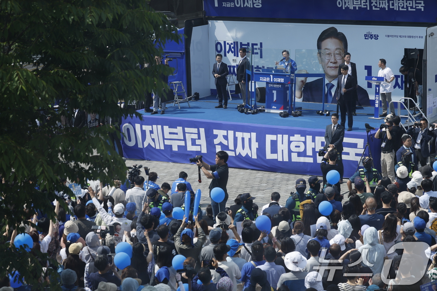 (용인=뉴스1) 안은나 기자 = 이재명 더불어민주당 대통령 후보가 26일 오후 경기 용인시 단국대학교 죽전캠퍼스 정문 앞을 찾아 지지를 호소하고 있다. 2025.5.26/뉴스1