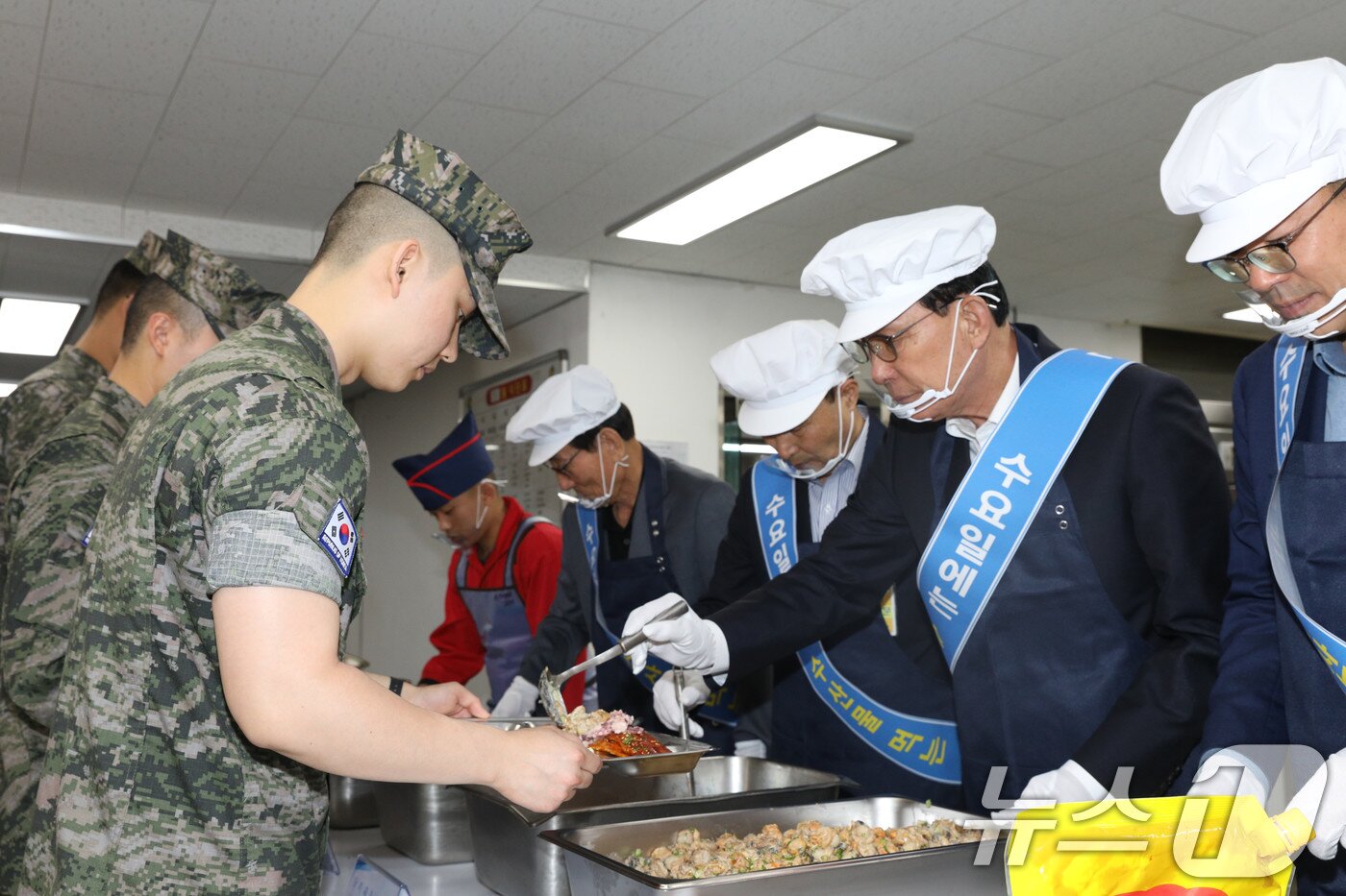 본문 이미지 - 노동진 수협중앙회장이 5월 26일 해병대 사령부에서 장병 맞춤형 수산물 요리를 배식하고 있다. &#40;수협중앙회 제공. 재판매 및 DB 금지&#41; 2025.5.26/뉴스1