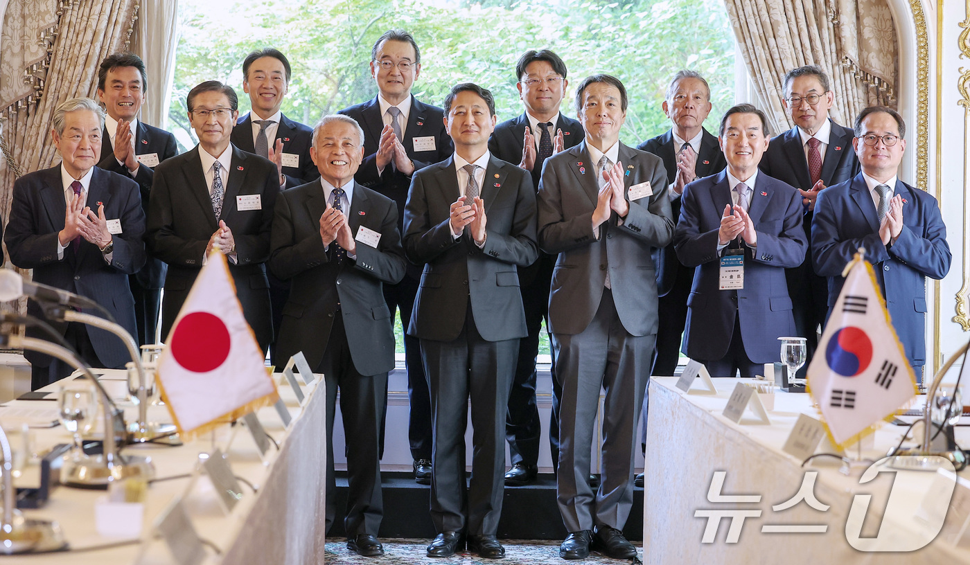 (서울=뉴스1) 김성진 기자 = 안덕근 산업통상자원부 장관(가운데)이 26일 서울 중구 롯데호텔에서 열린 제57회 한일경제인회의 사전 환담에서 아소 유타카 아소시멘트 회장, 김윤 …