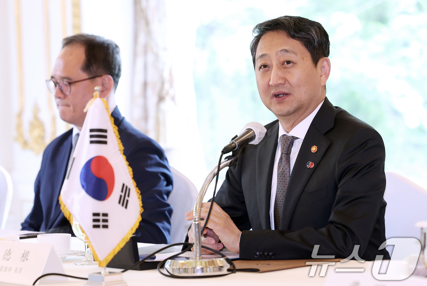 (서울=뉴스1) 김성진 기자 = 안덕근 산업통상자원부 장관이 26일 서울 중구 롯데호텔에서 열린 제57회 한일경제인회의 사전 환담에서 인사말을 하고 있다. 2025.5.26/뉴스1 …