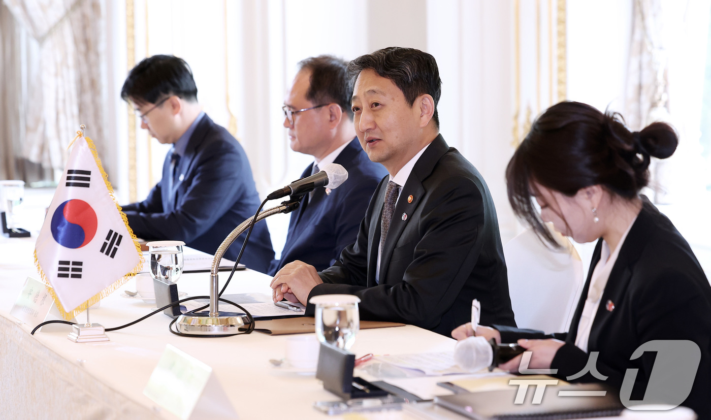 (서울=뉴스1) 김성진 기자 = 안덕근 산업통상자원부 장관이 26일 서울 중구 롯데호텔에서 열린 제57회 한일경제인회의 사전 환담에서 인사말을 하고 있다. 2025.5.26/뉴스1 …