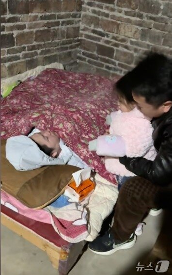 본문 이미지 - 집에서 아내를 돌보고 있는 남편 덩씨 - 더우인 갈무리