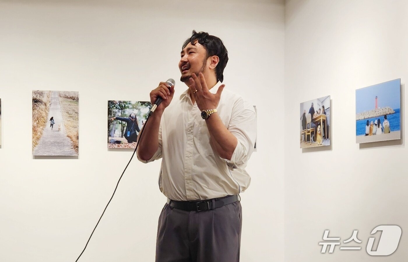 본문 이미지 - 금빛동행 사진전을 후원한 한국마즈의 심용희 수의사가 인사말을 전하고 있다. ⓒ 뉴스1 한송아 기자