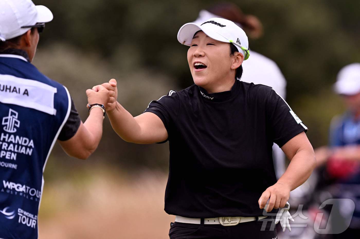 본문 이미지 - 노익장을 과시하는 신지애&#40;37&#41;. ⓒ AFP=뉴스1