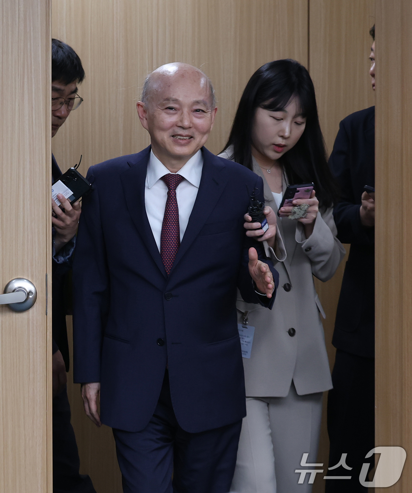 (서울=뉴스1) 오대일 기자 = 안창호 국가인권위원장이 26일 오후 서울 중구 국가인권위원회 회의실에서 열린 제11차 전원위원회 회의에 참석하며 취재진의 질문을 받고 있다.인권위는 …