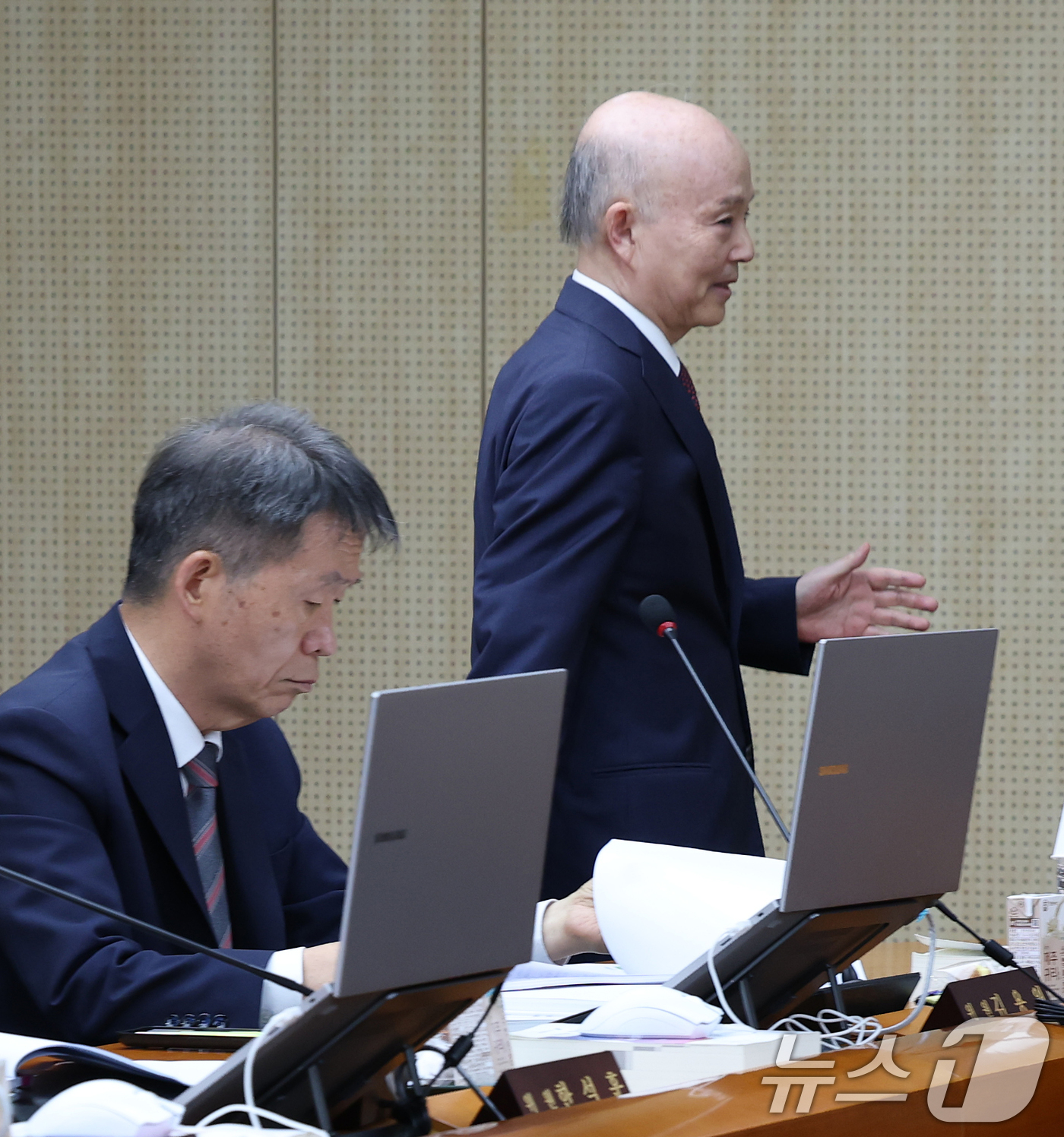 (서울=뉴스1) 오대일 기자 = 안창호 국가인권위원장이 26일 오후 서울 중구 국가인권위원회 회의실에서 열린 제11차 전원위원회 회의에 참석하고 있다. 왼쪽은 김용원 상임위원.인권 …