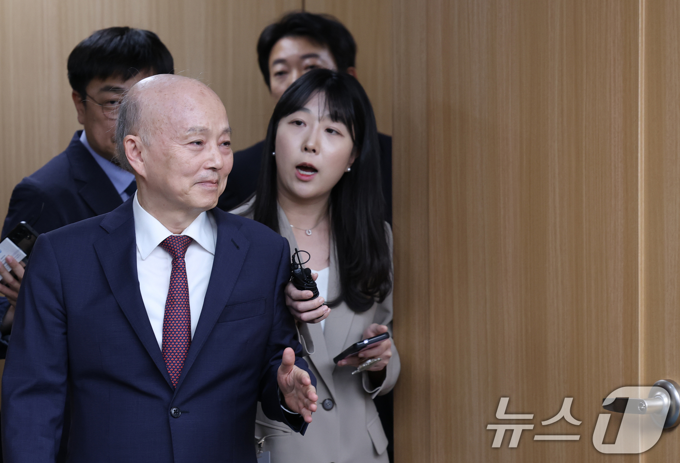 (서울=뉴스1) 오대일 기자 = 안창호 국가인권위원장이 26일 오후 서울 중구 국가인권위원회 회의실에서 열린 제11차 전원위원회 회의에 참석하며 취재진의 질문을 받고 있다.인권위는 …