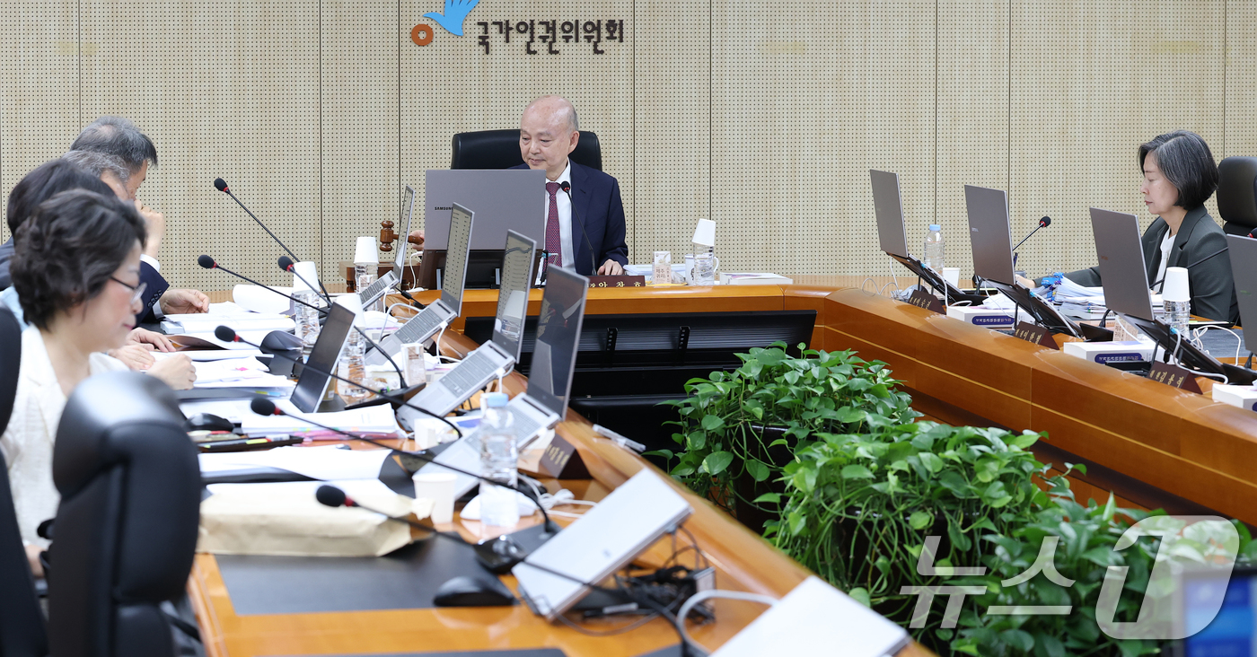 (서울=뉴스1) 오대일 기자 = 안창호 국가인권위원장이 26일 오후 서울 중구 국가인권위원회 회의실에서 열린 제11차 전원위원회 회의에서 개회를 알리는 의사봉을 두드리고 있다.인권 …