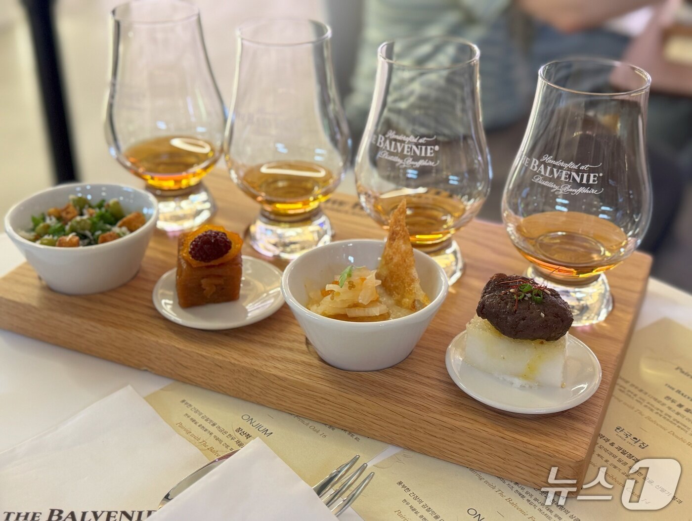 본문 이미지 - 서울 성수동 '피치스 도원'에서 '발베니 메이커스 테이블' 팝업스토어에서 국내 한식 장인들과 협업해 개발한 '발베니 페어링 세트'의 모습이다.2025.5.26/뉴스1 ⓒ News1 이강 기자