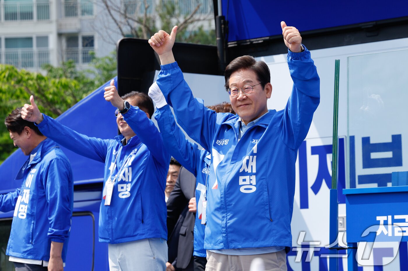 본문 이미지 - 이재명 더불어민주당 대통령 후보가 26일 오후 경기 용인시 단국대학교 죽전캠퍼스 정문 앞을 찾아 지지를 호소하고 있다. 2025.5.26/뉴스1 ⓒ News1 안은나 기자
