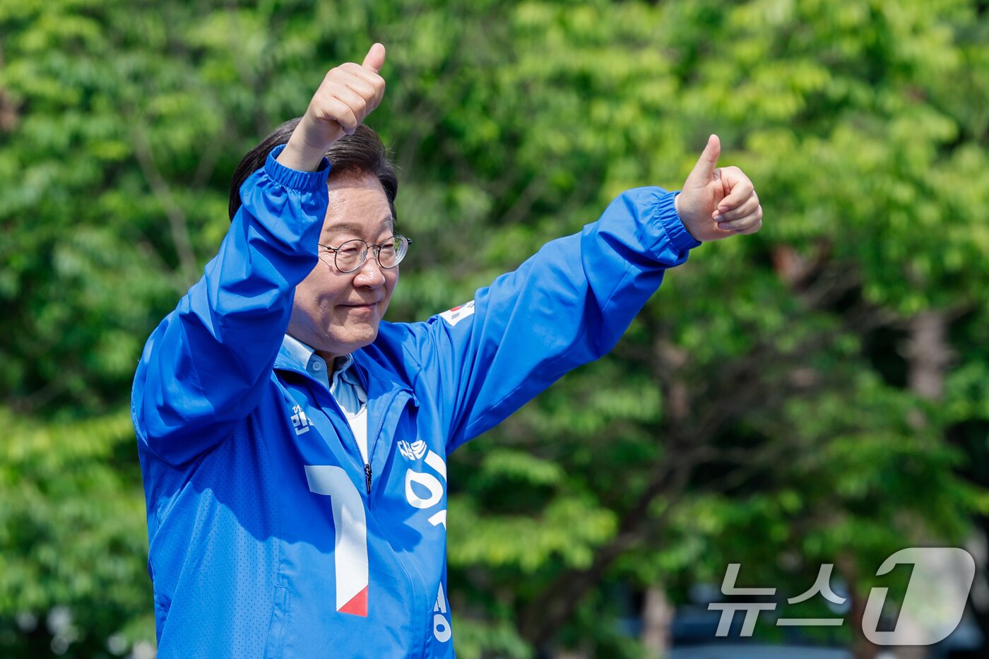 본문 이미지 - 이재명 더불어민주당 대통령 후보가 26일 오후 경기 용인시 단국대학교 죽전캠퍼스 정문 앞을 찾아 유세를 마친 뒤 인사하고 있다. 2025.5.26/뉴스1 ⓒ News1 안은나 기자