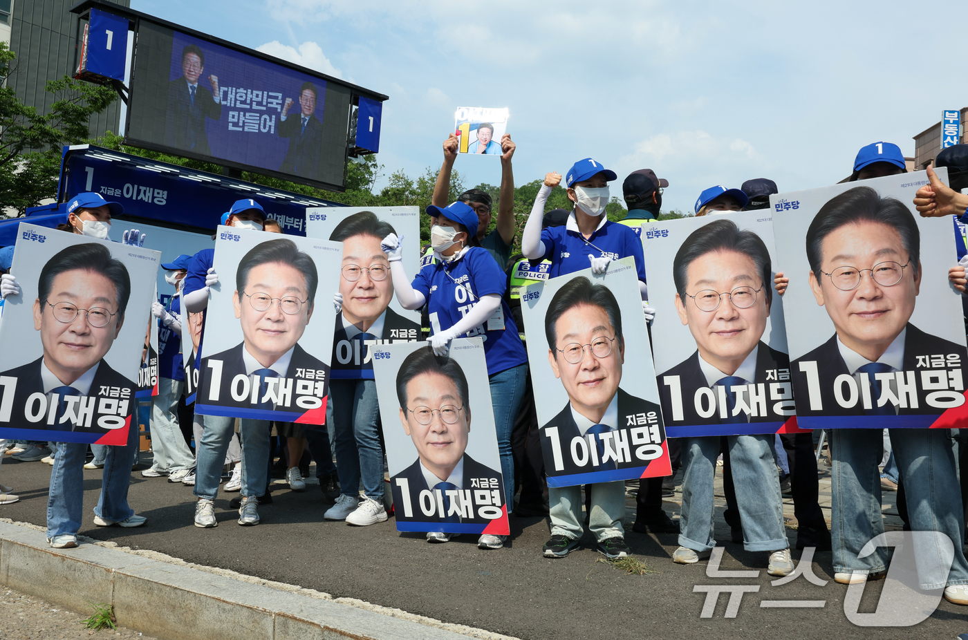 (용인=뉴스1) 안은나 기자 = 이재명 더불어민주당 대통령 후보 선거운동원들이 26일 오후 경기 용인시 단국대학교 죽전캠퍼스 정문 앞에서 유세를 펼치고 있다. 2025.5.26/뉴 …