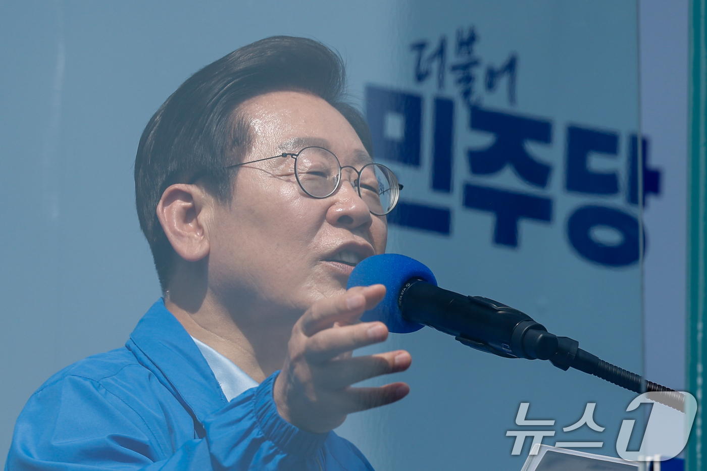 (용인=뉴스1) 안은나 기자 = 이재명 더불어민주당 대통령 후보가 26일 오후 경기 용인시 단국대학교 죽전캠퍼스 정문 앞을 찾아 지지를 호소하고 있다. 2025.5.26/뉴스1