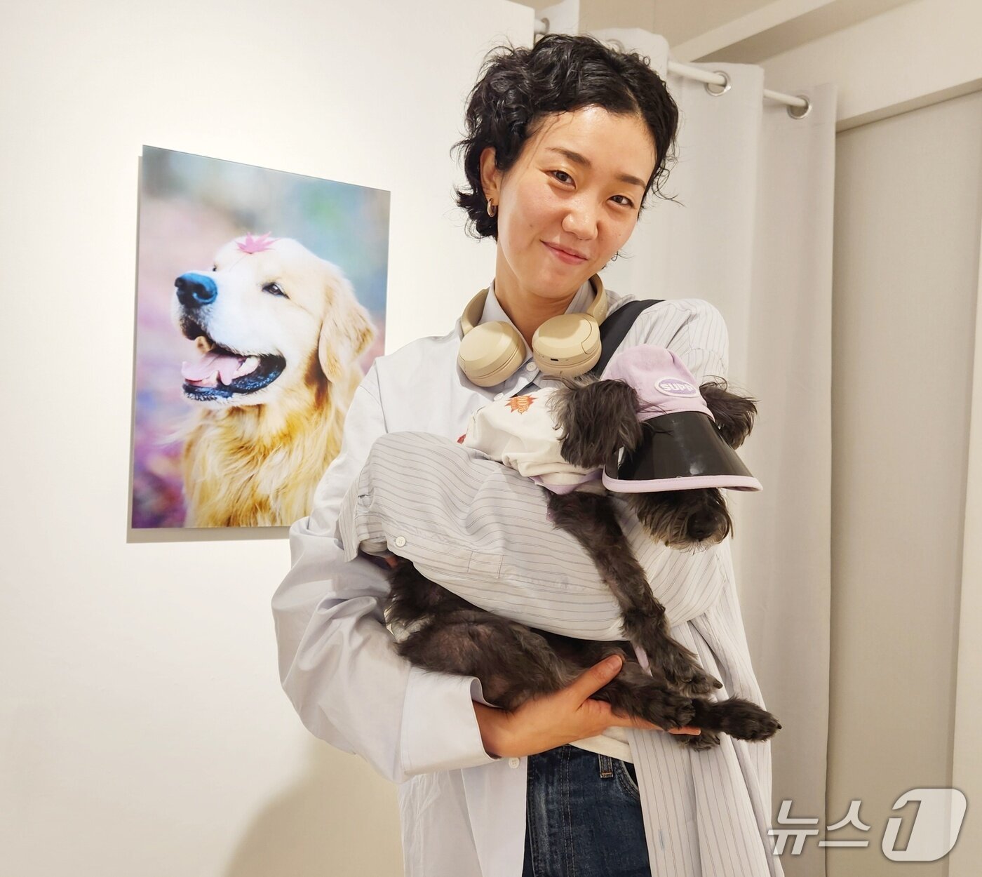 본문 이미지 - 문정희 배우와 넥플릭스 더에이트쇼에 함께 출연한 이주영 배우가 사진전에 방문해 기념 사진을 찍고 있다. ⓒ 뉴스1 한송아 기자