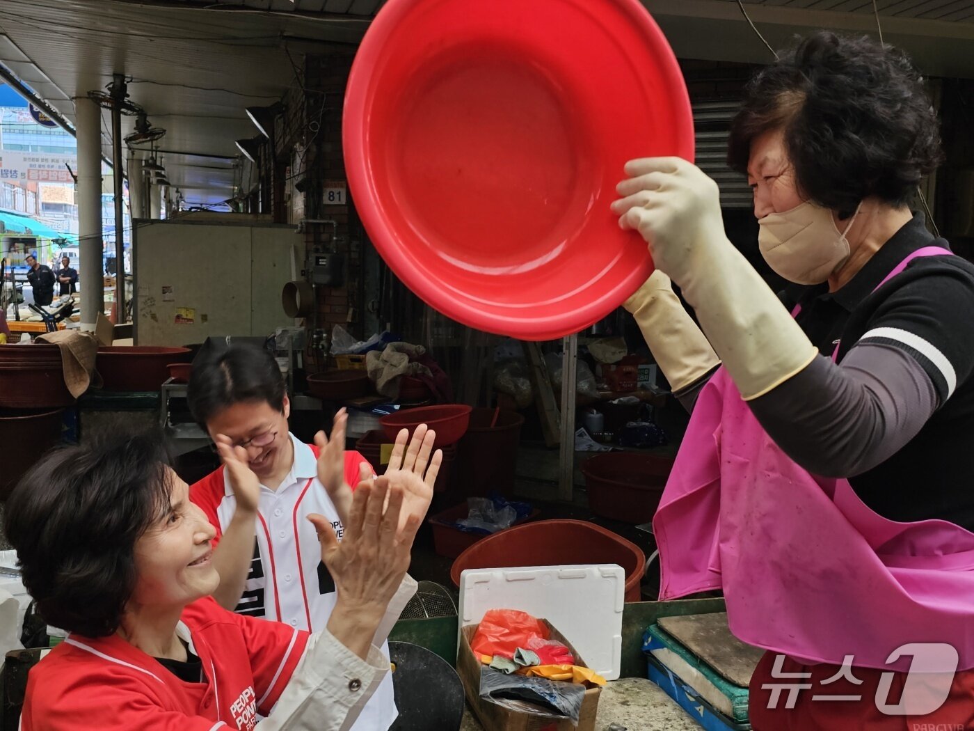 본문 이미지 - 김문수 국민의힘 대통령 후보의 배우자인 설난영 여사가 26일 마산어시장을 찾아 지지를 호소하는 가운데 시장 상인이 설 여사를 반기고 있다. ⓒ 뉴스1 박민석 기자